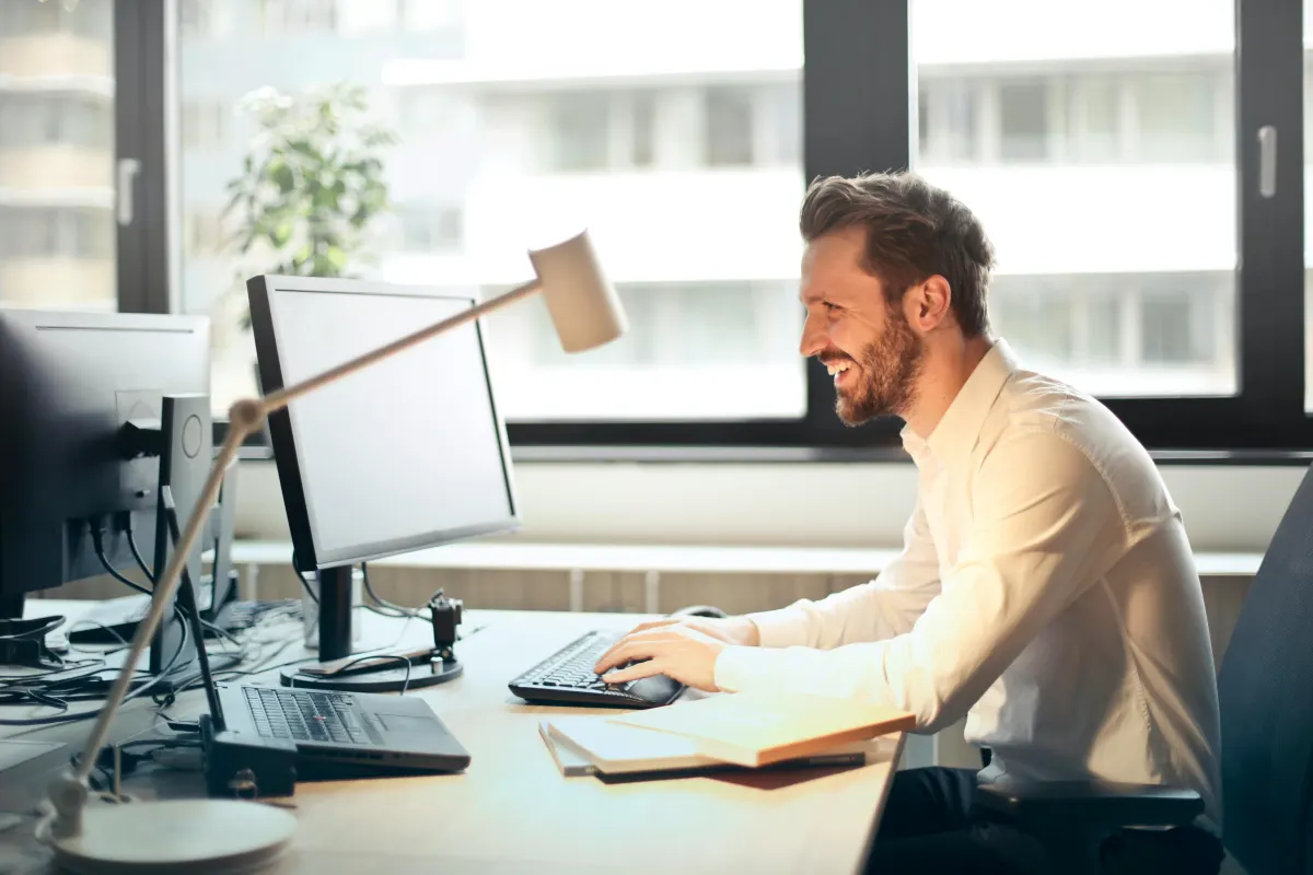 Bureau équipé d'un poste informatique